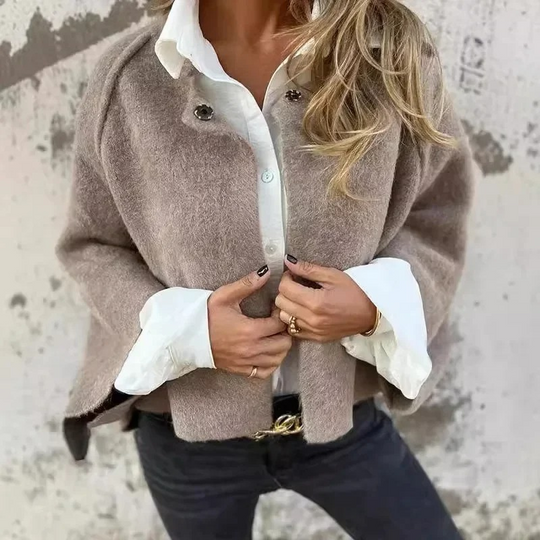 Wolltra - Kurze Wollstrickjacke Damen mit Stehkragen und asymmetrischem Design