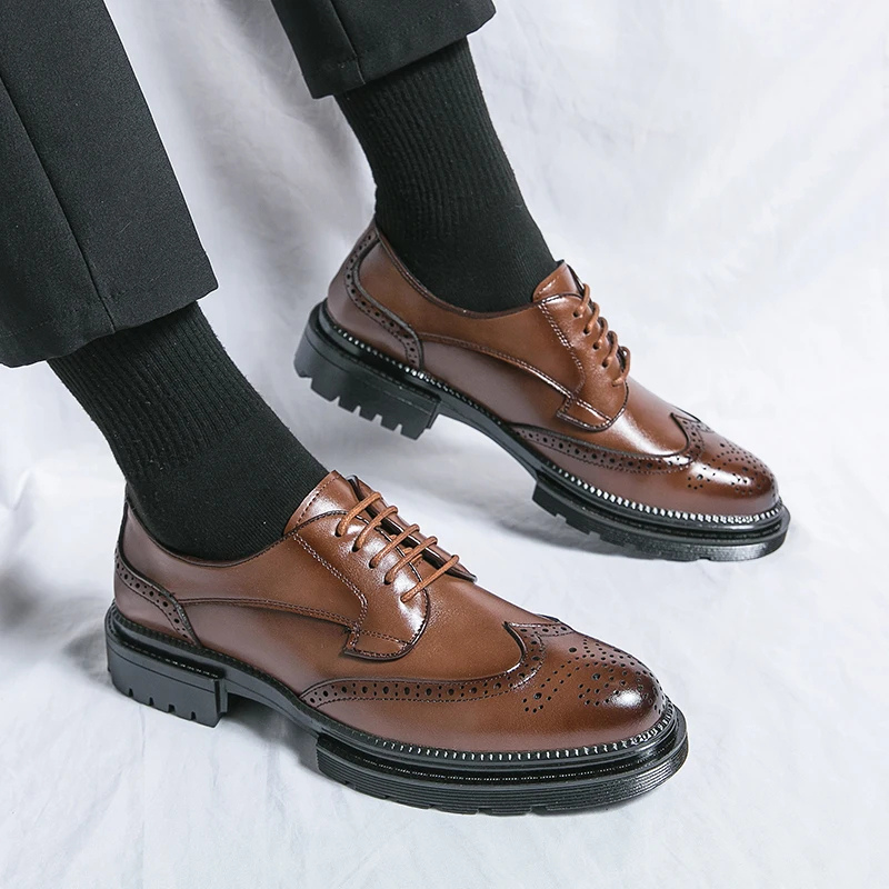 Schritt - Modische Herrenschuhe mit Brogue-Design und robuster Sohle