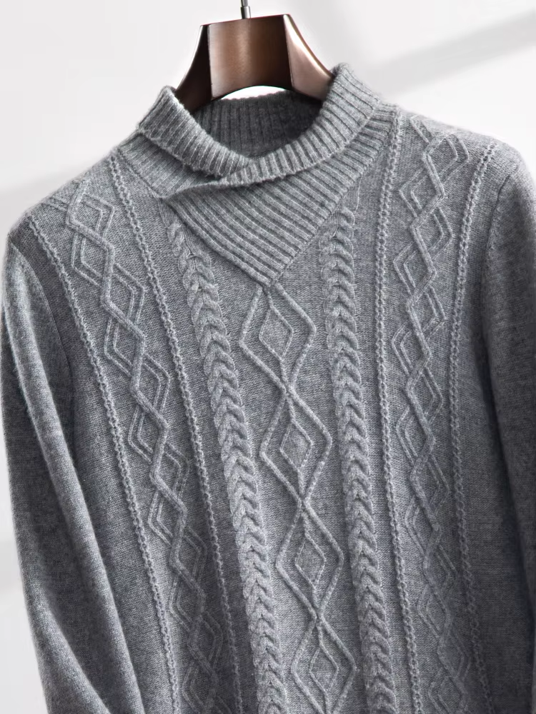 Klassig - Herrenpullover mit asymmetrischem Kragen und Strickmuster